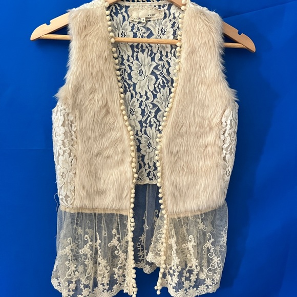 A’reve fur butter cream lace vest small boho feminine EUC Bohemian cottagecore - Picture 3 of 9